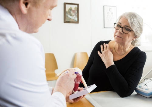 Причины болей под левой лопаткой спины