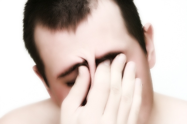 Почему краснеет глаз когда болит голова