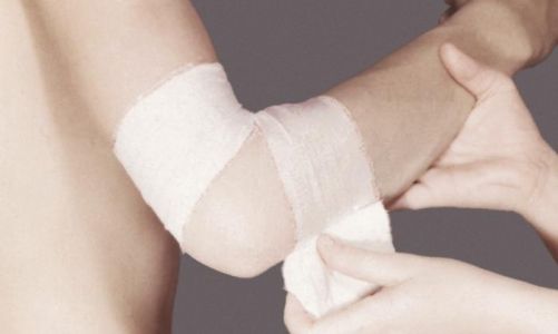 Накладывать повязку следует при помощи квалифицированного специалиста Накладывать повязку следует при помощи квалифицированного специалиста