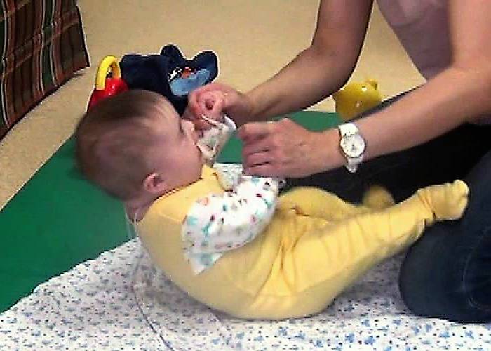 У младенцев в норме могут хрустеть позвоночник, тазобедренные сочленения и колени У младенцев в норме могут хрустеть позвоночник, тазобедренные сочленения и колени